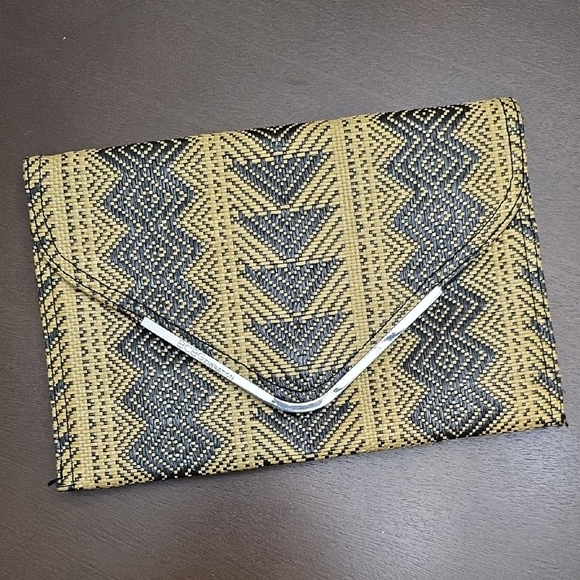 BCBG Woven Clutch with Geometric Pattern black & Tan - Picture 1 of 4